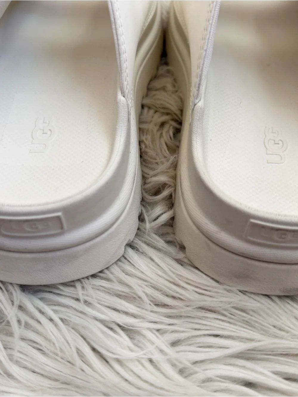 New without tag UGG golden glow slides size: Youth 6 / 38